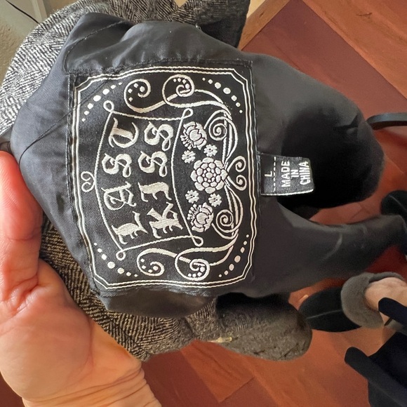 Fitted jacket sergeant pepper style tweed vibes with gorgeous button detail - Picture 12 of 17